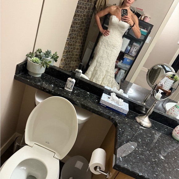 Elegant Lace Wedding Dress in Cream - Picture 11 of 11